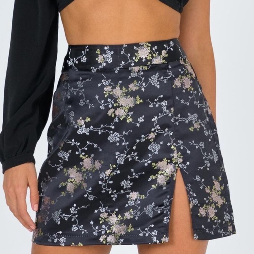 LIONESS The Lola Black Metallic Floral Satin Jacquard Mini Skirt Size Small - Picture 8 of 9